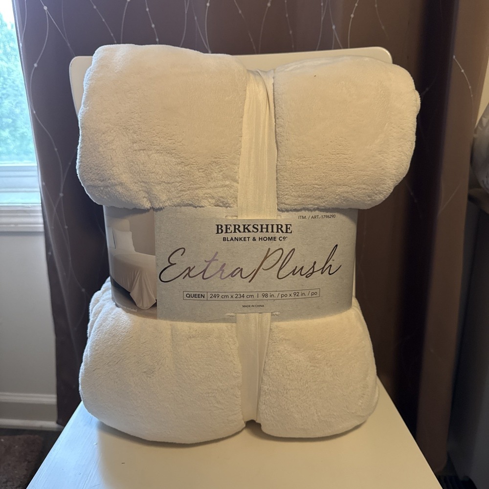 Berkshire Heavy Duty Extra Plush Oversized White Blanket Queen Ultra Soft Luxury